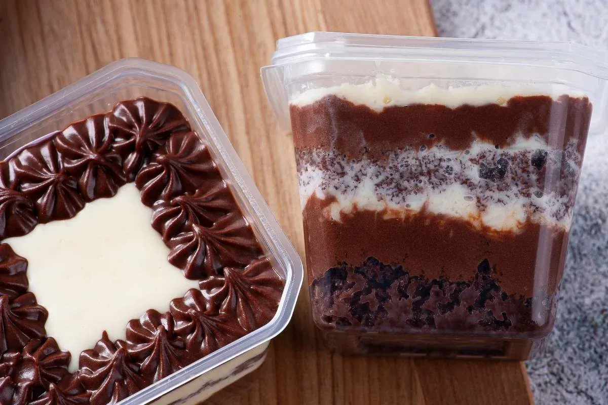 Bolo no pote quadrado com camadas de chocolate e creme